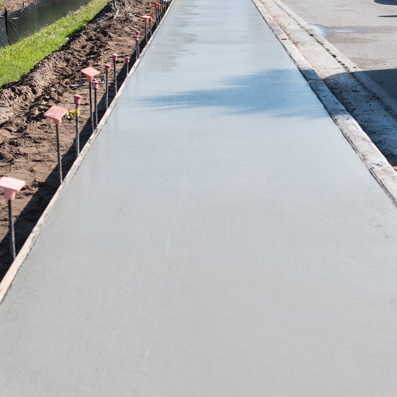 Curbside sidewalk pour · Fresh slab